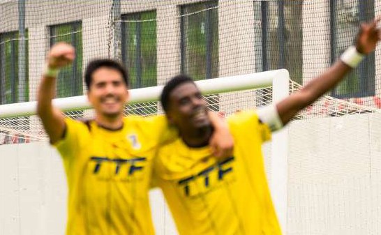 Jogadores do Sintrense a celebrar um golo