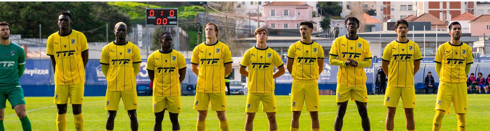 Plantel do Sintrense alinhado no Estádio do SUS